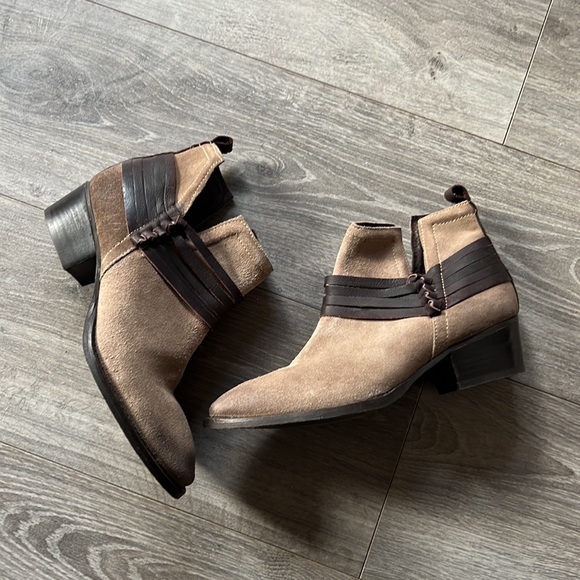 Diba Skyler brown leather booties. Brand new, never worn. Size 8 - Picture 3 of 6